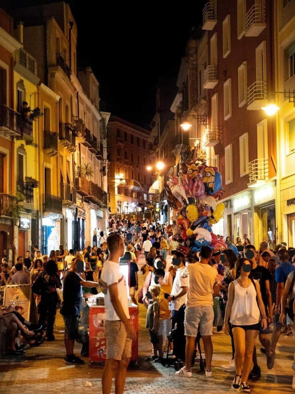 Black & White Cagliari Luaran gambar